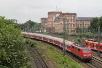 111 018 erreicht mit ihren n-Wagenpark in wenigen Augenblicken den Mannheimer Hauptbahnhof.
Aufnahmedatum: 10. Juli 2014.