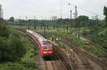 111 013 hat mit dem RE 3 nach Hamm den Oberhausener Hauptbahnhof verlassen.
Mittlerweile wird diese Leistung durch die Eurobahn erbracht.
Aufnahmedatum: 1. August 2008