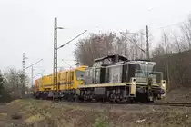 Railsystems RP 295 076 mit einem Gleisbaufahrzeug der Firma Schweerbau, fotografiert am 15. Dezember 2016 in Köln.
Die Aufnahme entstand von einer öffentlichen Straße aus.
