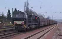 Eine MRCE Vossloh G 2000 BB im Auftrag von NIAG setzt in Ensdorf Saar an einen Kohlenzug, der wohl zum Kraftwerk Weiher geht. 15.12.2016.