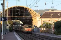 Was hier in Deutschland nun mit dem Fahrplanwechsel geschehen ist, ist auch in Frankreich nicht unbekannt: Nachtzugverbindungen, die eingestellt werden... Überlebt haben m.W. zwei dieser Verbindungen, u.a. die von Paris an die Côte d'Azur. Am 06. September 2015 steht die Abfahrt von D5774 Nice - Paris Austerlitz unmittelbar bevor - bis Marseille wird 22374 den Zug befördern, dann übernimmt eine Kollegin der Gleichstromvariante, um dann nach gut neun Stunden Fahrt am Ziel zu sein...