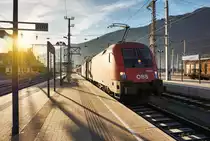 Während die Morgensonne in den Bahnhof Spittal-Millstättersee hereinstrahlt, durchfahren 1016 002-8 und 1144 228-4 mit einem Güterzug in Richtung Tauern den Bahnhof.
Aufgenommen am 10.12.2016.