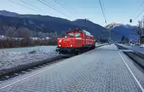 Nachdem die in Salzburg beheimatete 1020 018-8 einen Tag zuvor unseren Sonderzug von Lienz nach Salzburg und retour gezogen hatte, fuhr sie am 11.12.2016 wieder als Slz 18729 von Lienz zurück nach Salzburg. Hier durchfährt sie soeben den Bahnhof Greifenburg-Weißensee.