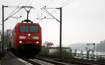 152 142-6  DB kommt aus Richtung Süden mit einem Güterzug aus Süden nach Norden und fährt durch Rüdesheim(am Rhein) in Richtung Koblenz,Köln. Aufegenommen auf der Rechten Rheinstrecke (KBS 466 in Rüdesheim(am Rhein). 
Bei Wolken am Kalten Nachmittag vom 8.12.2016. 