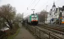 Die Cobra 2822  kommt aus Richtung Köln,Koblenz mit einem Kesselzug aus Antwerpen-BASF nach Ludwigshafen-BASF(D) und fährt durch Rüdesheim(am Rhein) in Richtung Koblenz,Köln. Aufegenommen auf der Rechten Rheinstrecke (KBS 466 in Rüdesheim(am Rhein). 
Bei Wolken am Kalten Nachmittag vom 8.12.2016.