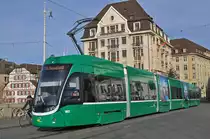 Be 6/8 Flexity 5022, auf der Linie 8, überquert die Mittlere Rheinbrücke. Die Aufnahme stammt vom 08.12.2016.
