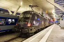 Die Sternelok 1116 158-7 hat mit dem IC 646 aus Flughafen Wien (VIE) den Zugenbahnhof Salzburg Hbf erreicht.
Nachdem es schon einen Tag vor Fahrplanwechsel war, wurde auch dieser IC schon mit einer railjet-Garnitur bedient.
Aufgenommen am 10.12.2016.
