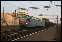 Auf der Hauptstrecke in Rudnitsa fährt am Morgen des 11.10.2016 dieser schwere Güterzug mit Doppellok  2EL 5-017 durch.