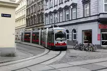 Wien Wiener Linien SL 42 (A1 60) XVIII, Währing, Sommarugagasse / Kreuzgasse am 17. Oktober 2016. - 1894 erhielt die Sommarugagasse ihren Namen nach dem Juristen, Vizepräsidenten des Obersten Gerichtshofes und ehemaligen Unterrichts- und Justizminister Franz Freiherr von Sommaruga (1780 - 1860). - Die Kreuzgasse wurde nach einem roten Kreuz mit einer eisernen Christusfigur benannt, das in diesem Gebiet auf offenem Felde stand.