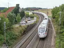 Eine Baustelle zwischen Würzburg und Nürnberg sorgte am 4.9.15 für umfangreichen Umleiterverkehr über die KBS 920. Um die Mittagszeit fuhren etliche ICE Richtung Süden, aber keiner nach Norden. Daher gelang nur ein  Nachschuss  von der Brücke über die Gleise beim früheren Haltepunkt Gnotzheim auf ein ICE-2-Pärchen nach München.