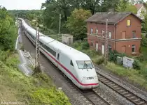 Der ICE-2-Triebkopf 402 238 wurde am 7.7.05 auf den Namen „Saarbrücken“ getauft. 10 Jahre später fuhr er in Gnötzheim am alten Empfangsgebäude vorbei. Dieses steht heute noch. 