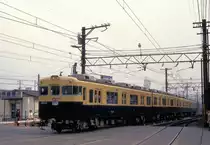 Sanyô-Konzern: Derselbe Steuerwagen 3634 wie in zwei anderen Bildern, aber 40 Jahre zuvor, und noch im alten Anstrich. Die unzähligen und äusserst gefährlichen Niveau-Uebergänge sind schon vielerorts behoben worden, indem die Strecke in Hochlage versetzt wurde. Akashi, 14.Februar 1977.   