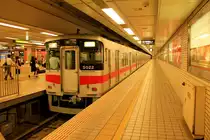 Sanyô-Konzern: Expresszug 5022 an der Endstation in Osaka auf dem Hanshin-Konzern. 7.Oktober 2016. Detail: Dieser Zug 5022 ist beim furchtbaren Erdbeben von Kôbe am 17.Januar 1995 haarscharf einer Katastrophe entronnen, als hinter ihm nach der Durchfahrt der unterirdischen Station Daikai in Kôbe der Tunnel einstürzte. Der Zug blieb dann wegen zerstörter Fahrleitung mit beschädigtem Dach stehen. 
