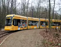 MVG Stadler Variobahn Wagen 218  Die Mainzelbahn ist da   am 17.12.16 in Mainz Lerchenberg von einen Gehweg aus fotografiert an einen Bahnübergang