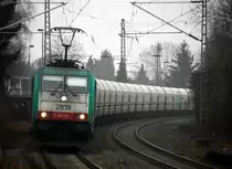 Die Cobra 2818 kommt mit einem Kalkleerzug aus Millingen(D) nach Yves-Gomezee(B) und kommt Richtung Mönchengladbach-Hbf,Rheydt-Hbf,Wickrath,Beckrath,Herrath und fährt durch Erkelenz in Richtung Baal,Hückelhoven-Baal,Brachelen,Lindern,Süggerrath,Geilenkirchen,Frelenberg,Zweibrüggen,Übach-Palenberg,Rimburg,Finkenrath,Hofstadt,Herzogenrath, Kohlscheid,Richterich,Laurensberg,Aachen-West. 
Aufgenommen vom Bahnsteig 1 in Erkelenz. 
Bei Regenwetter am Kalten Nachhmittag vom 17.12.2016.