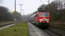 111 127-7 DB kommt mit dem RE4 von Dortmund-HBf nach Aachen-Hbf und kommt aus Richtung Neuss-Hbf,Mönchengladbach-Hbf,Rheydt-Hbf,Wickrath,Beckrath,Herrath,Erkelenz,Baal,Hückelhoven-Baal,Brachelen und fährt in Lindern ein und fährt dann weiter in Richtung Süggerrath,Geilenkirchen,Frelenberg,Zweibrüggen,Übach-Palenberg,Rimburg,Finkenrath,Hofstadt,Herzogenrath, Kohlscheid,Richterich,Laurensberg,Aachen-West,Aachen-Schanz,Aachen-Hbf. 
Aufgenommen vom Bahnsteig 2 in Lindern.
Bei Regenwetter am Kalten Mittag vom 18.12.2016.
