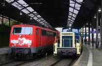 261 671-2 von der Aggerbahn steht in Aachen-Hbf mit drei alten Personenwagen als Sonderzug aus Gelsenkirchen-Zoo nach Aachen-Schanz zum Aachener-Weihnachtsmarkt. 
Und daneben steht eine 111 127-7 DB steht mit dem RE4 von Aachen-Hbf nach Dortmund-Hbf.
Aufgenommen vom Bahnsteig 7 vom Aachen-Hbf. Am Mittag vom 18.12.2016.