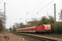 143 247 mit einem Fußball-Verstärker am 2. April 2016 in Essen.
Das Foto entstand am Bahnübergang Hülsenbruchstraße.