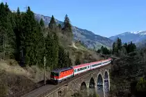 Regelmäßig zieht es mich an die Tauernbahn, bietet diese Strecke doch eine grandiose Gebirgslandschaft, beeindruckende Kunstbauten und recht abwechslungsreichen Zugverkehr. Am 22. April 2015 wurde der Foto-Tag am Hundsdorfer Viadukt bei Bad Hofgastein begonnen. Schon bald kam die in hervorragendem Pflegezustand befindliche 1144.037 mit ihrem IC 592 um die Ecke.
