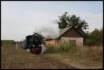 HR 280 macht Halt am 11.10.2016 an einem alten Backsteinbau bei Dokhno.