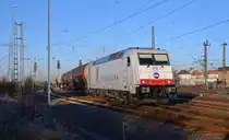 285 103 verlässt mit ihrem kurzen Kesselwagenzug nach Großkorbetha am 05.12.16 Bitterfeld.