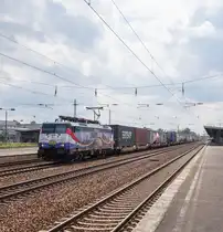 ES 64 F4-212 ERS Railways(Linked by Rail)mit einem KLV in Richtung Polen beim Bahnhof Berlin-Schönefeld Flughafen am 14.6.2016.