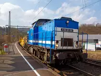 
Die V 100-SP-010 (92 80 1203 146-6 D-SLG) der SLG Spitzke Logistik GmbH, ex DR 110 847-1, ex DR 112 847-9, ex DB 202 847-0, fährt am 09.03.2016, mit zwei leeren Weichentransportwagen sowie einigen Flachwagen der Gattung Res, durch den Bf. Scheuerfeld(Sieg) in Richtung Siegen. 

Die ex V 100.1 wurde 1976 von LEW (VEB Lokomotivbau Elektrotechnische Werke „Hans Beimler“ Hennigsdorf) unter der Fabriknummer 15232 gebaut und an die DR als 110 847-1 ausgeliefert, 1988 erfolgte der Umbau in 112 847-9. Im Jahr 1992 erfolgte die Umzeichnung in DR 202 847-0 und zum 01.01.1994 dann in DB 202 847-0.
Bei der DB wurde sie dann 1998 ausgemustert und an das SFZ - Schienenfahrzeugzentrum Stendal (ab 2002 dann ALSTOM Lokomotiven Service GmbH in Stendal verkauft) und dort erfolgte dann der Umbau gemäß Umbaukonzept BR 203.1 in die heutige 1203 146-6. Im Jahr 2008 wurde sie an die SLG - Spitzke Logistik GmbH in Großbeeren verkauft. 