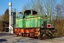 
Sie hat wohl schon bessere Zeiten gesehen....
Die Werkslok  Grevenbrücker Kalkwerke 3  (heute Rheinkalk Grevenbrück GmbH) eine Krauss Maffei M 250 B abgestellt am 27.02.2016 in Lennestadt-Grevenbrück .

Die Lok der Bauart B-dh wurde 1965 unter der Fabriknummer 19275 gebaut und die BWG - Butzbacher Weichenbau Gesellschaft mbH & Co. KG geliefert. 1979 kam sie dann über einen Händler zu den Grevenbrücker Kalkwerke.