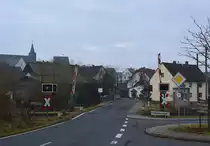 Blick auf einen alten Bundesbahn Bahnübergang in Neustadt/Westerwald. Die Schranken gibt es heute nicht mehr und die Blinkanlage stirbt auch langsam nach und nach aus.
Hier rollen im Sommer von Rennerod bis Fehl-Ritzhausen nur noch Draisinen. Der Draisinenbetrieb hält die Westerwaldquerbahn am Leben.

Neustadt/Westerwald 17.12.2016