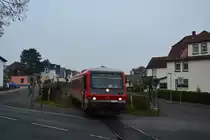 Am 17.12.2016 fuhr auf der Lumdatalbahn (vorerst) zum letzten Mal ein Zug. Der letzte Lieferant verlegt seinen Ladeverkehr nun auf die Straße. Somit findet auf dem letzten Teilstück der Lumdatalbahn kein planmäßiger Verkehr mehr statt. Die Stilllegung soll im Januar dann offiziell gelten. Hier passiert 628 223-9 den letzten Bahnübergang vor dem Bahnhof Lollar. Hier wird aus Sicherheit der Bahnübergang von 2 Personen per hand gesichert. Das Bild wurde von einem erhöhten Parkplatz gemacht.

Lollar 17.12.2016