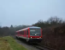 Am 17.12.2016 fuhr (vorerst) zum letzten Mal ein Zug über das noch intakte Teilstück Lollar-Mainzlar der Lumdatalbahn. Der letzte Lieferant verlegt seinen Ladeverkehr auf die Straße und somit verliert die Strecke den letzten planmäßigen Verkehr. DIe Stilllegung soll im Januar offiziell gelten. Hier fährt 628 223-9 als Sonderzug von Lollar nach Mainzlar.

Staufenberg 17.12.2016
