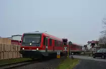 Nebenbahnromantik pur. Am 17.12.2016 fuhr (vorerst) zum letzten Mal ein Zug über das noch intakte Teilstück Lollar-Mainzlar der Lumdatalbahn. Der letzte Lieferant verlegt seinen Ladeverkehr auf die Straße und somit verliert die Strecke ihren letzten planmäßgen Verkehr. Die Stilllegung soll im Januar offiziell gelten. Hier fährt 628 223-9 als Sonderzug von Mainzlar nach Lollar.

Mainzlar 17.12.2016