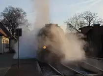 Im eigenen Dampf versteckt steht 99 7234-1 mit dem P8960 (Harzgerode - Quedlinburg) und wartet auf die Abfahrt.

Gernrode, 17. Dezember 2016 