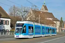 Be 6/8 Flexity 5028 löst den Be 6/8 Combino 307 mit der IWB Werbung ab. Hier fährt der Wagen zur Haltestelle der Linie 2 beim Kunstmuseum. Die Aufnahme stammt vom 08.12.2016.