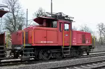Für die Ee 3/3 16448 hat bald die letzte Stunde geschlagen. Hier steht die Lok auf einem Nebengleis beim Bahnhof Kaiseraugst. Die Aufnahme stammt vom 19.12.2016.