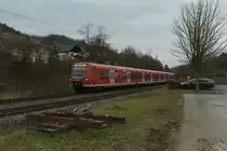 S2 nach Kaiserslautern fährt in Neckargerach ein am Mittag des 25.12.2016