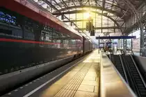 1116 200-7  Spirit of Vienna  fährt mit dem railjet 860 in den Salzburger Hauptbahnhof ein.
Aufgenommen am 10.12.2016.