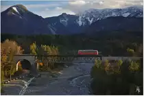 Die Nostalgiebahnen in Kärnten veranstalteten mit dem VT10.01 eine Abschiedsfahrt von der Rosentalbahn. Das Bild zeigt den Triebwagen beim Überqueren des Rosenbach-Viadukts. (22.10.2016)
