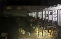 Stuttgart Hauptbahnhof am Abend -

Ein Blick in die nächtliche Baugrube mit einer der Fahrgastbrücken rechts und dem Bonatzbau im Hintergrund.

26.12.2016 (M)