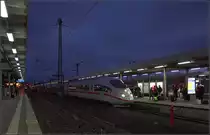 Stuttgart Hauptbahnhof am Morgen -

Einfahrt eines ICE-Zuges auf Gleis 9.

26.12.2016 (M)