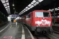Ein Nachschuss von der 111 127-7 DB steht mit dem RE4 von Aachen-Hbf nach Dortmund-Hbf.
Aufgenommen vom Bahnsteig 8 vom Aachen-Hbf. 
Am Mittag vom 18.12.2016.