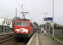 Ein Nachschuss von der 111 127-7 DB schiebt den RE4 aus Aachen-Hbf nach Dortmund-Hbf und kommt aus Richtung Aachen-Hbf,Aachen-Schanz,Aachen-West,Laurensberg,Richterich,Kohlscheid,Herzogenrath,Palenberg,Zweibrüggen,Frelenberg,Geilenkirchen,Süggerrath,Lindern,Brachelen,Hückelhoven-Baal,Baal und hält in Erkelenz und fährt dann weiter in Richtung Herrath,Beckrath,Wickrath,Rheydt-Hbf,Mönchengladbach-Hbf. Aufgenommen vom Bahnsteig 2 in Erkelenz. 
Bei Wolken am Kalten Mittag vom 18.12.2016.