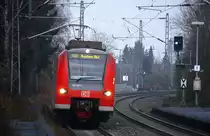 Die Rhein Niers Bahn (RB33) kommt aus Duisburg-Hbf nach Aachen-Hbf und kommt aus Richtung Mönchengladbach-Hbf,Rheydt-Hbf,Wickrath,Beckrath,Herrath und hält in Erkelenz und fährt dann weiter in Richtung Baal,Hückelhoven-Baal,Brachelen,Lindern,Süggerrath,Geilenkirchen,Frelenberg,Zweibrüggen,Übach-Palenberg,Rimburg,Finkenrath,Hofstadt,Herzogenrath, Kohlscheid,Richterich,Laurensberg,Aachen-West,Aachen-Schanz,Aachen-Hbf. 
Aufgenommen vom Bahnsteig 1 in Erkelenz. 
Am Nachmittag vom 18.12.2016.