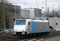 186 254-9 von Railpool kommt als Lokzug aus Köln nach Aachen-West  und fährt in Aachen-West ein. 
Aufgenommen vom Bahnsteig in Aachen-West.  
Bei Sonne und Wolken am Kalten Nachmittag vom 19.12.2016.