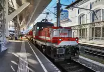 1163 004-5  Markus  wird an die Schlierenwagen angekuppelt um sie auf ein Abstellgleis zu bringen.
Aufgenommen am 10.12.2016 in Salzburg Hbf.