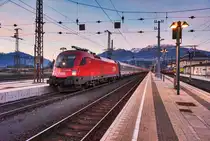 1016 003-6 hält mit dem EC 113 (Frankfurt (Main) Hbf - Klagenfurt Hbf / - Zagreb Glavni kol.) im Bahnhof Spittal-Millstättersee.
Aufgenommen am 17.12.2016.