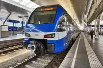 ET 321 wartet in Salzburg Hbf auf die Abfahrt als M 79030 nach München Hbf.
Aufgenommen am 10.12.2016.