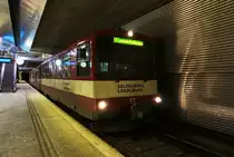 ET 57 wartet in Salzburg Hbf auf die Abfahrt als S1 39 nach Lamprechtshausen.
Aufgenommen am 10.12.2016.