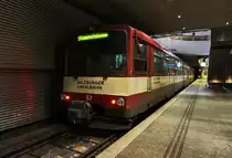 ET 57 wartet in Salzburg Hbf auf die Abfahrt als S1 39 nach Lamprechtshausen.
Aufgenommen am 10.12.2016.
