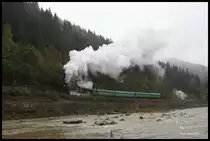 L 3535 kommt am 13.10.2016 mit ihrem Sonderzug in Richtung Rachiv fahrend aus dem Tunnel bei Mikulyschin.